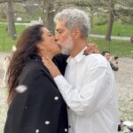 Regina Casé Instagram - Parece neve, né? Mas não é. Parece no Japão, né? Mas não é. Parece amor. E é! Amor de verdade! Eu e o meu Yoyô no Central Park, em Nova York, recebendo o carinho das pequenas pétalas de cerejeira. SAKURA, que o vento trouxe pra gente. Love is in the air! ❤️ @eciavatta #ReginaCase #NewYork #NovaYork #manhattan #Love #CentralPark