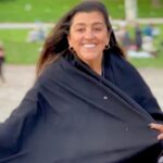 Regina Casé Instagram - Parece neve, né? Mas não é. Parece no Japão, né? Mas não é. Parece amor. E é! Amor de verdade! Eu e o meu Yoyô no Central Park, em Nova York, recebendo o carinho das pequenas pétalas de cerejeira. SAKURA, que o vento trouxe pra gente. Love is in the air! ❤️ @eciavatta #ReginaCase #NewYork #NovaYork #manhattan #Love #CentralPark