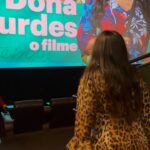 Regina Casé Instagram - Quinta-feira, dia 28 de março, chega ao cinema Dona Lurdes, o filme! Ontem tivemos uma noite de pré-estreia para a equipe! E foi tão amoroso e bonito quanto nas filmagens. Agradeço a todos os parceiros, muitos se tornaram amigos, outros quase da família... Rever os antigos companheiros que juntos atravessaram a pandemia, as duas fases da novela... E ter a chance de estar de novo em encontro com atores e atrizes maravilhosos! E festejar os novos encontros! Quanto amor! Amor de mãe! Amor de Dona Lurdes! O filme é leve, engraçado, foi bom ver as pessoas saindo de lá como se tivesse recebido um colinho dessa mãe. Espero vocês na telona! ❤️ Quem vai assistir???