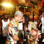 Regina Casé Instagram - Um dos momentos mais emocionantes da minha festa foi quando o Yoyô subiu no palco e, ao som de Fogo e Paixão, fez essa declaração de amor. Te amo, Yoyô! ❤️ *********^^^^******^^^^^^******^^^^^ Amor de uma vida se constrói durante uma vida. Um sentimento recíproco que pulsa dentro do coração e se espalha pelo corpo todo. E tão gigante que consegue ultrapassar todos os desafios e dramas, que são inevitáveis, além das dificuldades do dia-a-dia, coisas pequenas que podem ser, num momento de desespero, a gota d’água. Mas nosso copo é grande e largo, como o lago do amor. E quando está tudo em paz, é a maior maravilha do mundo! Ter uma parceira para encarar esse mundo louco. O colo num dia daqueles... O carinho que vem do nada, sem pedir nada em troca... Uma conversa que põe tudo no lugar... E, porque não, um 5ex0 gostoso! Quem casa quer casa. Quem quer casa, quer criança. Hoje somos uma família com filha, filho, neto, genro e amigos. Parabéns Yaya! 📸: @leandrojorasfoto