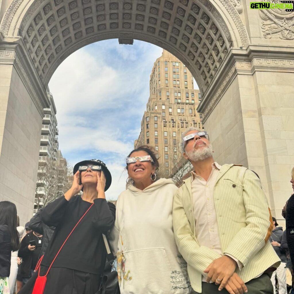 Regina Casé Instagram - Fui ver o eclipse solar no lugar mais hippie possível: no portal lá do Washington Square, New York! Não sei o que era mais interessante… Se era o sol sumindo ou as pessoas viajando! 😂😂 Tinha até cookies temáticos e os melhores amigos. #ReginaCase #NewYork #washigtonsquarepark #NovaYork #Eclipse #eclipsesolar