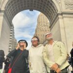 Regina Casé Instagram - Fui ver o eclipse solar no lugar mais hippie possível: no portal lá do Washington Square, New York! Não sei o que era mais interessante… Se era o sol sumindo ou as pessoas viajando! 😂😂 Tinha até cookies temáticos e os melhores amigos. #ReginaCase #NewYork #washigtonsquarepark #NovaYork #Eclipse #eclipsesolar
