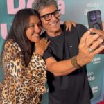 Regina Casé Instagram - Quinta-feira, dia 28 de março, chega ao cinema Dona Lurdes, o filme! Ontem tivemos uma noite de pré-estreia para a equipe! E foi tão amoroso e bonito quanto nas filmagens. Agradeço a todos os parceiros, muitos se tornaram amigos, outros quase da família... Rever os antigos companheiros que juntos atravessaram a pandemia, as duas fases da novela... E ter a chance de estar de novo em encontro com atores e atrizes maravilhosos! E festejar os novos encontros! Quanto amor! Amor de mãe! Amor de Dona Lurdes! O filme é leve, engraçado, foi bom ver as pessoas saindo de lá como se tivesse recebido um colinho dessa mãe. Espero vocês na telona! ❤️ Quem vai assistir???