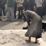 Regina Casé Instagram - Fui ver o eclipse solar no lugar mais hippie possível: no portal lá do Washington Square, New York! Não sei o que era mais interessante… Se era o sol sumindo ou as pessoas viajando! 😂😂 Tinha até cookies temáticos e os melhores amigos. #ReginaCase #NewYork #washigtonsquarepark #NovaYork #Eclipse #eclipsesolar