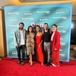 Regina Casé Instagram - Quinta-feira, dia 28 de março, chega ao cinema Dona Lurdes, o filme! Ontem tivemos uma noite de pré-estreia para a equipe! E foi tão amoroso e bonito quanto nas filmagens. Agradeço a todos os parceiros, muitos se tornaram amigos, outros quase da família... Rever os antigos companheiros que juntos atravessaram a pandemia, as duas fases da novela... E ter a chance de estar de novo em encontro com atores e atrizes maravilhosos! E festejar os novos encontros! Quanto amor! Amor de mãe! Amor de Dona Lurdes! O filme é leve, engraçado, foi bom ver as pessoas saindo de lá como se tivesse recebido um colinho dessa mãe. Espero vocês na telona! ❤️ Quem vai assistir???