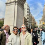 Regina Casé Instagram - Fui ver o eclipse solar no lugar mais hippie possível: no portal lá do Washington Square, New York! Não sei o que era mais interessante… Se era o sol sumindo ou as pessoas viajando! 😂😂 Tinha até cookies temáticos e os melhores amigos. #ReginaCase #NewYork #washigtonsquarepark #NovaYork #Eclipse #eclipsesolar