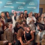 Regina Casé Instagram - Quinta-feira, dia 28 de março, chega ao cinema Dona Lurdes, o filme! Ontem tivemos uma noite de pré-estreia para a equipe! E foi tão amoroso e bonito quanto nas filmagens. Agradeço a todos os parceiros, muitos se tornaram amigos, outros quase da família... Rever os antigos companheiros que juntos atravessaram a pandemia, as duas fases da novela... E ter a chance de estar de novo em encontro com atores e atrizes maravilhosos! E festejar os novos encontros! Quanto amor! Amor de mãe! Amor de Dona Lurdes! O filme é leve, engraçado, foi bom ver as pessoas saindo de lá como se tivesse recebido um colinho dessa mãe. Espero vocês na telona! ❤️ Quem vai assistir???