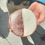 Regina Casé Instagram - Fui ver o eclipse solar no lugar mais hippie possível: no portal lá do Washington Square, New York! Não sei o que era mais interessante… Se era o sol sumindo ou as pessoas viajando! 😂😂 Tinha até cookies temáticos e os melhores amigos. #ReginaCase #NewYork #washigtonsquarepark #NovaYork #Eclipse #eclipsesolar