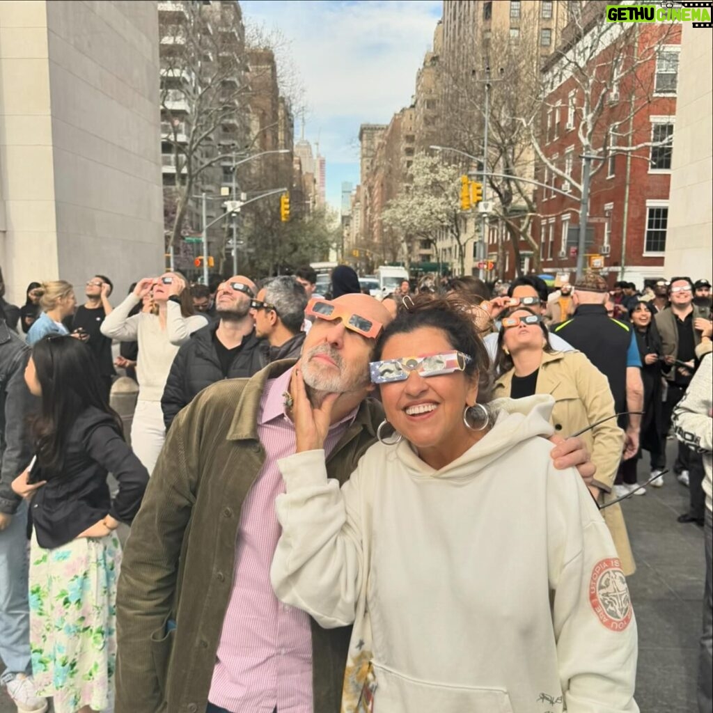 Regina Casé Instagram - Fui ver o eclipse solar no lugar mais hippie possível: no portal lá do Washington Square, New York! Não sei o que era mais interessante… Se era o sol sumindo ou as pessoas viajando! 😂😂 Tinha até cookies temáticos e os melhores amigos. #ReginaCase #NewYork #washigtonsquarepark #NovaYork #Eclipse #eclipsesolar