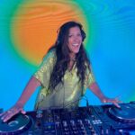 Regina Casé Instagram - Olha quem é a DJ que coloca geral pra dançar na chamada de fim de ano da Globo! Gente, e parecia que estávamos no nosso amado ESQUENTA! Que delícia juntar tantos amigos, parceiros e colegas de trabalho desses 43 anos na Globo! Feliz Natal e um próspero ano-novo para todos! 🤍 [Reprodução: @tvglobo] #ReginaCasé