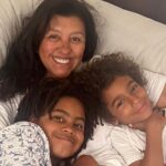 Regina Casé Instagram - Que saudade que eu tava disso! Sentindo uma falta danada de ficar emboladinha com esses dois juntos!! É que eu tô trabalhando pra caramba… Quando eu volto, eles já estão dormindo. Hoje, fim de semana, não teve aula e eu só vim gravar às 10h! Então, eu aproveitei cada segundo desse amorzinho, desse denguinho, desse chameguinho… Se tem coisa melhor no mundo, desconheço! Quem ama ficar jogada no sofá com seus amores assim também? ❤️