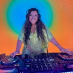 Regina Casé Instagram - Olha quem é a DJ que coloca geral pra dançar na chamada de fim de ano da Globo! Gente, e parecia que estávamos no nosso amado ESQUENTA! Que delícia juntar tantos amigos, parceiros e colegas de trabalho desses 43 anos na Globo! Feliz Natal e um próspero ano-novo para todos! 🤍 [Reprodução: @tvglobo] #ReginaCasé