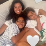 Regina Casé Instagram - Que saudade que eu tava disso! Sentindo uma falta danada de ficar emboladinha com esses dois juntos!! É que eu tô trabalhando pra caramba… Quando eu volto, eles já estão dormindo. Hoje, fim de semana, não teve aula e eu só vim gravar às 10h! Então, eu aproveitei cada segundo desse amorzinho, desse denguinho, desse chameguinho… Se tem coisa melhor no mundo, desconheço! Quem ama ficar jogada no sofá com seus amores assim também? ❤️
