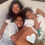 Regina Casé Instagram - Que saudade que eu tava disso! Sentindo uma falta danada de ficar emboladinha com esses dois juntos!! É que eu tô trabalhando pra caramba… Quando eu volto, eles já estão dormindo. Hoje, fim de semana, não teve aula e eu só vim gravar às 10h! Então, eu aproveitei cada segundo desse amorzinho, desse denguinho, desse chameguinho… Se tem coisa melhor no mundo, desconheço! Quem ama ficar jogada no sofá com seus amores assim também? ❤️