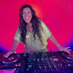 Regina Casé Instagram - Olha quem é a DJ que coloca geral pra dançar na chamada de fim de ano da Globo! Gente, e parecia que estávamos no nosso amado ESQUENTA! Que delícia juntar tantos amigos, parceiros e colegas de trabalho desses 43 anos na Globo! Feliz Natal e um próspero ano-novo para todos! 🤍 [Reprodução: @tvglobo] #ReginaCasé