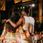 Regina Casé Instagram - Eu estarei pra sempre assim, ombro a ombro com você @reginacase ! Minha missão da vida agora é te devolver esse caminhão de coisas lindas que vieram pra minha vida através do seu amor por mim, sua vontade de me ajudar a brilhar me transformou numa coisa que nem eu acreditava que poderia me tornar, o Feyjão de festa que você me disse, lembra? Agora realmente existe porque você me mostrou para quem precisava me ver. Fora o tanto de amor, de suporte, de ensinamentos, tanto colo que você me dá. Eu vou suar a camisa pra te devolver isso, pagar tudo em amor de volta! Ajudar a cuidar de você pra você estar sempre feliz, sorridente, radiante como estava na festa dos inacreditáveis 70… Te amo infinitamente ❤️