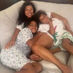 Regina Casé Instagram - Que saudade que eu tava disso! Sentindo uma falta danada de ficar emboladinha com esses dois juntos!! É que eu tô trabalhando pra caramba… Quando eu volto, eles já estão dormindo. Hoje, fim de semana, não teve aula e eu só vim gravar às 10h! Então, eu aproveitei cada segundo desse amorzinho, desse denguinho, desse chameguinho… Se tem coisa melhor no mundo, desconheço! Quem ama ficar jogada no sofá com seus amores assim também? ❤️