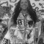 Regina Casé Instagram - Acabei de receber esse vídeo incrível! Olha aí o astral do meu aniversário! Ainda estou em êxtase! Vou agradecer todo dia a todos que fizeram essa festa pra mim… E acho que vou postar todos os dias, por um bom tempo, porque é tanta coisa que eu ainda nem contei pra vocês… Querem ver?? 🐆❤️ Crédito 🎥: @agenciapreta.br #ReginaCase #Case70