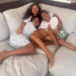 Regina Casé Instagram - Que saudade que eu tava disso! Sentindo uma falta danada de ficar emboladinha com esses dois juntos!! É que eu tô trabalhando pra caramba… Quando eu volto, eles já estão dormindo. Hoje, fim de semana, não teve aula e eu só vim gravar às 10h! Então, eu aproveitei cada segundo desse amorzinho, desse denguinho, desse chameguinho… Se tem coisa melhor no mundo, desconheço! Quem ama ficar jogada no sofá com seus amores assim também? ❤️