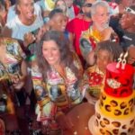 Regina Casé Instagram - Gente, que dia mais feliz! Foram tantas surpresas, tanto amor, tanto carinho, chuva de pipoca, beijos, abraços… Toda a minha turma se juntou liderada pelo @xandedepilares e compôs um samba especial pra mim… Yoyô fez declaração de amor. Benedita fez o vídeo mais lindo do mundo! @feyjao.BR maravilhoso comandando a roda de samba!! Era muita gente! Mas eu amava cada um que estava lá e sentia o amor de cada um deles por mim! Uma festa de verdade, amorosa, celebrando a vida, a amizade e o amor naquele lugar sagrado! Estação Primeira de Mangueira! Nem vou começar a agradecer porque eu posso esquecer alguém, mas prometo que vou postar por um mês, dois, três, um ano se for necessário tantas coisas lindas que aconteceram ontem. Parabéns para mim, mas muitos parabéns pra vocês, meus amigos! Vocês são os melhores! ❤️ #ReginaCase70 #Case70