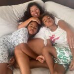 Regina Casé Instagram - Que saudade que eu tava disso! Sentindo uma falta danada de ficar emboladinha com esses dois juntos!! É que eu tô trabalhando pra caramba… Quando eu volto, eles já estão dormindo. Hoje, fim de semana, não teve aula e eu só vim gravar às 10h! Então, eu aproveitei cada segundo desse amorzinho, desse denguinho, desse chameguinho… Se tem coisa melhor no mundo, desconheço! Quem ama ficar jogada no sofá com seus amores assim também? ❤️