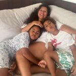 Regina Casé Instagram - Que saudade que eu tava disso! Sentindo uma falta danada de ficar emboladinha com esses dois juntos!! É que eu tô trabalhando pra caramba… Quando eu volto, eles já estão dormindo. Hoje, fim de semana, não teve aula e eu só vim gravar às 10h! Então, eu aproveitei cada segundo desse amorzinho, desse denguinho, desse chameguinho… Se tem coisa melhor no mundo, desconheço! Quem ama ficar jogada no sofá com seus amores assim também? ❤️