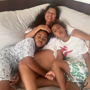 Regina Casé Instagram - Que saudade que eu tava disso! Sentindo uma falta danada de ficar emboladinha com esses dois juntos!! É que eu tô trabalhando pra caramba… Quando eu volto, eles já estão dormindo. Hoje, fim de semana, não teve aula e eu só vim gravar às 10h! Então, eu aproveitei cada segundo desse amorzinho, desse denguinho, desse chameguinho… Se tem coisa melhor no mundo, desconheço! Quem ama ficar jogada no sofá com seus amores assim também? ❤️