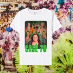 Regina Casé Instagram - Bateria arrebenta, todo mundo comenta que no domingo a Regina faz seteeeeenta! Em comemoração a essa data muitíssimo especial, a Casé e a @reserva se juntaram para um presente especial para a comunidade mangueirense: lançamos, em parceria, uma camiseta em homenagem aos 70 anos da Regina em que todo o lucro das peças será revertido para os projetos culturais da Estação Primeira de Mangueira. Entra nessa com a gente? Clique no link da bio da @reserva e garanta a sua pra deixar essa festa ainda mais bonita. #publicidade
