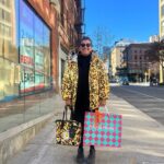 Regina Casé Instagram - All I Want For Christmas é isso aí! 🎅🏻🎄 Meus amores grudadinhos em mim em Nova York! ❤️🗽 #ReginaCase #NewYork #newyorkchristmas