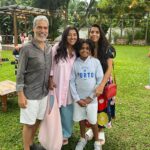 Regina Casé Instagram - ESTRELA!!!! ⭐️ Esse vai ser o nome da minha afilhada! Que festa linda! Que dia emocionante! Emoção genuína, as famílias vibrando, convidados sambando alegres… Que honra! Que alegria esse presente que @xandedepilares e @mikimbeth me deram! Estrela, a dinda já te ama muito! ❤️