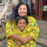 Regina Casé Instagram - E hoje… 11!!!!!! Corre pra ver esse carrossel de amor com uma foto pra cada um desses 11 anos! Onze anos desse que, pra mim, continua um bebezinho que cabe dentro do meu vestido. Que consigo levantar com as pernas. Que carrego na carcunda. Que nado com ele nas costas. Que dorme comigo rente que nem pão quente. Que é o meu carrapatinho. Que não deixa eu beijar muito a barroquinha que ele tem no queixo. Que dança comigo, que dá risada, que faz birra. Que quando eu pergunto quem é o meu amor e, ele tá quase dormindo, responde levantando só um dedinho. Que... mudou a minha vida. Roque, a mamãe te ama muito!❤️ #reginacasé #mãeefilho