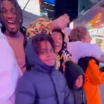 Regina Casé Instagram - All I Want For Christmas é isso aí! 🎅🏻🎄 Meus amores grudadinhos em mim em Nova York! ❤️🗽 #ReginaCase #NewYork #newyorkchristmas