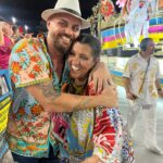 Regina Casé Instagram - Um #tbt para quem assim como eu já está morrendo de saudade do carnaval? Que delícia esses encontros pela avenida!! @_leandrovieirarj meu amor que fez esse desfile lindo da @imperatrizleopoldinenseoficial! minha amiga @taisdeverdade que estava maravilhosa na @oficialportela! Gente, e que sonho que foi desfilar na @granderio! E de onça! 🐆 #ReginaCase #GrandeRio #Carnaval
