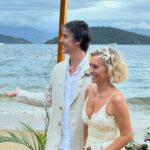 Regina Casé Instagram - Quando a gente vai a um casamento parece que a gente tá casando de novo… E não são só as memórias mas a atmosfera,aquele amor todo se manifestando… e assim foi na celebração de @joalmeidabraga e @chicoalmendra nessa tarde cheia de emoção,quando até a chuva parou ,as nuvens se afastaram pra mostrar um céu lindo cheio de cores ali na beirinha do mar. Até a maré foi subindo devagarinho pra não atrapalhar … Toda felicidade pros noivos queridos,pra nós e pra todos os românticos que como eu choram em casamentos!😍