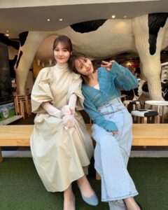 Reina Triendl Instagram - それトリの撮影をルナとしました🐮 楽しかった〜！北海道の魅力がたっぷり詰まってます🌽 ぜひ♡ 3月31日（日）ひる1時〜 UHBで北海道ローカル放送 『それはまるでトリンドルな1日旅でした。』 #それトリ #姉妹旅 #北海道 #北海道食材