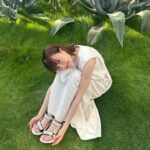Reina Triendl Instagram - 私の夏🍃 @bemyflora のカラダに優しいおやつ食べたり😋 @chloe × @teva のサンダル履いたり👡 ピラティスに行ったり🤸‍♂️(ポーズが意外とキツくて笑っちゃってる) 大好きなお蕎麦屋さんに行ったり🍃 ゴロゴロしたり、 にゃんこに癒されたり🐈 🍉☺️ あ、1枚目と2枚目のワンピースは、 @intimite_onemile のです。 ヘビロテしてる😚