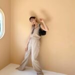 Reina Triendl Instagram - @zara のジャンプスーツをゲットした✌︎ ネットで見ていたらかわいくて、すぐお店に見に行っちゃいました🚶軽い素材で、なんて楽ちん♡ バッグは、 @miumiu ♡ ビーサンは、　@oofos 😚