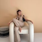 Reina Triendl Instagram - @zara のジャンプスーツをゲットした✌︎ ネットで見ていたらかわいくて、すぐお店に見に行っちゃいました🚶軽い素材で、なんて楽ちん♡ バッグは、 @miumiu ♡ ビーサンは、　@oofos 😚
