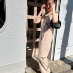 Reina Triendl Instagram - @zara のジャンプスーツをゲットした✌︎ ネットで見ていたらかわいくて、すぐお店に見に行っちゃいました🚶軽い素材で、なんて楽ちん♡ バッグは、 @miumiu ♡ ビーサンは、　@oofos 😚