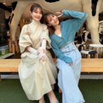 Reina Triendl Instagram – それトリの撮影をルナとしました🐮

楽しかった〜！北海道の魅力がたっぷり詰まってます🌽
ぜひ♡

3月31日（日）ひる1時〜
UHBで北海道ローカル放送
『それはまるでトリンドルな1日旅でした。』

#それトリ
#姉妹旅
#北海道
#北海道食材