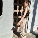 Reina Triendl Instagram - @zara のジャンプスーツをゲットした✌︎ ネットで見ていたらかわいくて、すぐお店に見に行っちゃいました🚶軽い素材で、なんて楽ちん♡ バッグは、 @miumiu ♡ ビーサンは、　@oofos 😚