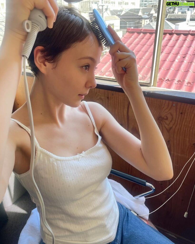 Reina Triendl Instagram - メイク中のひとコマ☁️ ブラシでのブローが日に日に上手くなってる気がします✌︎