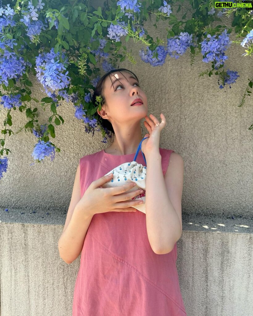 Reina Triendl Instagram - お気に入りポーチ🤤 @kadora_11j のグッズです♡ バッグの中を整理したいときに、便利😚 ウソ婚、観ていただけてますか♡？ 3話まだの方はぜひ配信で😉 4話もお楽しみにー☺️