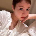 Reina Triendl Instagram - 最近アイメイクを少し濃いめに…というか、 アイラインをしっかり引くのが好きです🌸 ちょっとでも前髪が短いと気になっていた私がこんなに短くして、本当に自分でもびっくり。切ってからは、似合う洋服が変わったり、メイクが少しずつ変わってきたり…日々かな〜り楽しんでます☺️😽 プティカスタのベビーカステラは見た目がかわいくて思わず並んだのだけど、本当〜においしかった！素朴な味わい🤤