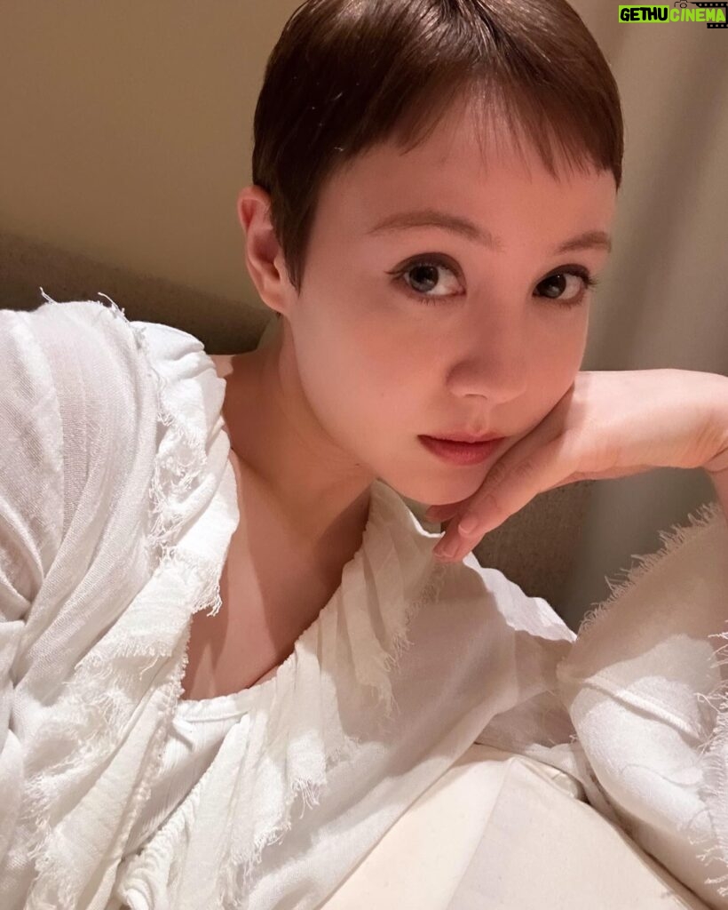 Reina Triendl Instagram - 最近アイメイクを少し濃いめに…というか、 アイラインをしっかり引くのが好きです🌸 ちょっとでも前髪が短いと気になっていた私がこんなに短くして、本当に自分でもびっくり。切ってからは、似合う洋服が変わったり、メイクが少しずつ変わってきたり…日々かな〜り楽しんでます☺️😽 プティカスタのベビーカステラは見た目がかわいくて思わず並んだのだけど、本当〜においしかった！素朴な味わい🤤