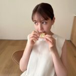 Reina Triendl Instagram - 私の夏🍃 @bemyflora のカラダに優しいおやつ食べたり😋 @chloe × @teva のサンダル履いたり👡 ピラティスに行ったり🤸‍♂️(ポーズが意外とキツくて笑っちゃってる) 大好きなお蕎麦屋さんに行ったり🍃 ゴロゴロしたり、 にゃんこに癒されたり🐈 🍉☺️ あ、1枚目と2枚目のワンピースは、 @intimite_onemile のです。 ヘビロテしてる😚