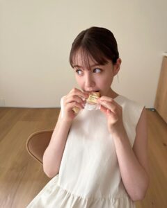 Reina Triendl Instagram - 私の夏🍃 @bemyflora のカラダに優しいおやつ食べたり😋 @chloe × @teva のサンダル履いたり👡 ピラティスに行ったり🤸‍♂️(ポーズが意外とキツくて笑っちゃってる) 大好きなお蕎麦屋さんに行ったり🍃 ゴロゴロしたり、 にゃんこに癒されたり🐈 🍉☺️ あ、1枚目と2枚目のワンピースは、 @intimite_onemile のです。 ヘビロテしてる😚