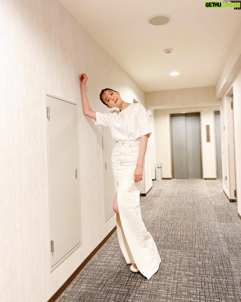 Reina Triendl Instagram - 「オンナの出口調査」今夜10時からです🫶 楽しい収録でした! ぜひ観てね☺️😋 真っ白衣装は　@fendi です🫶