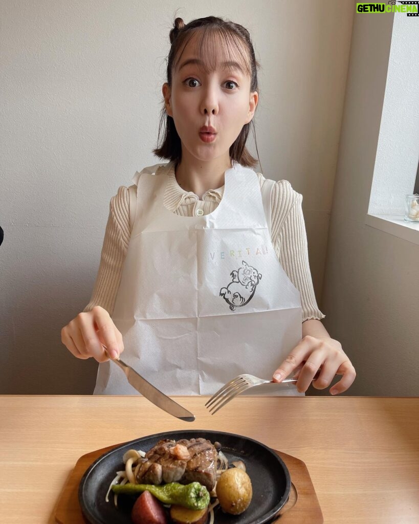 Reina Triendl Instagram - 旅色の撮影で兵庫県へ☺️ 楽しかった〜! 撮影中、キャベツチップのUFOキャッチャーにも挑戦💪 結局取れなくて、買いました☺️びっくりするほど美味しかった〜😋