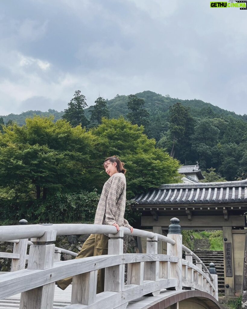 Reina Triendl Instagram - 旅色の撮影で兵庫県へ☺️ 楽しかった〜! 撮影中、キャベツチップのUFOキャッチャーにも挑戦💪 結局取れなくて、買いました☺️びっくりするほど美味しかった〜😋